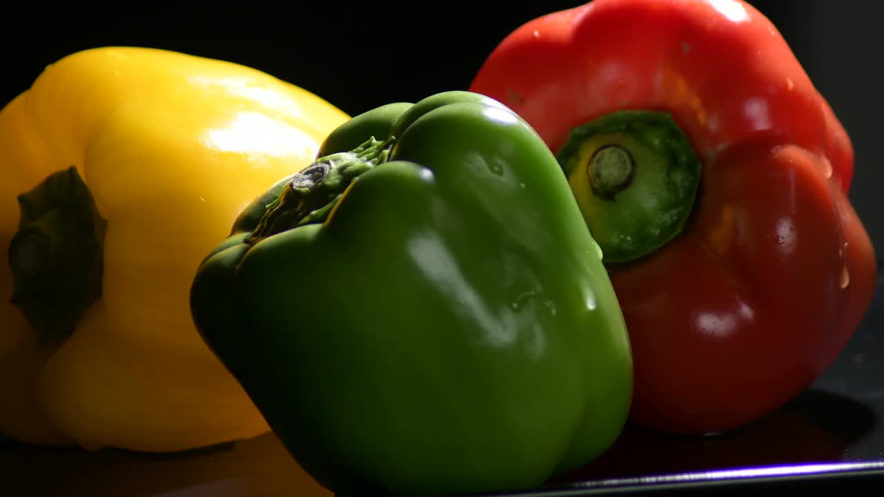 pimientos naturales frescos verduras amarillas, rojas y verdes giratorias