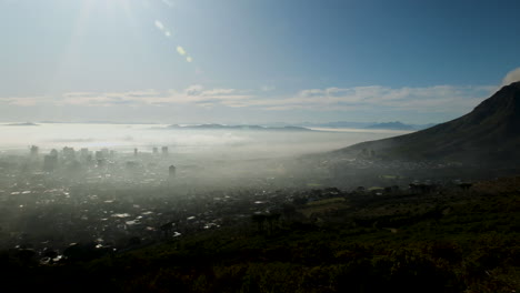 cuenco de la ciudad de ciudad del cabo cubierto con una fina capa de niebla y nubes