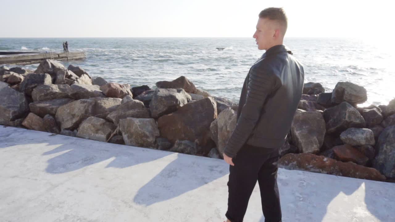 un joven monta su longboard junto al mar