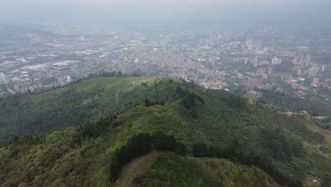 vista aérea de la metrópolis medellín en el vasto valle de aburrá en la región de antioquia de colombia