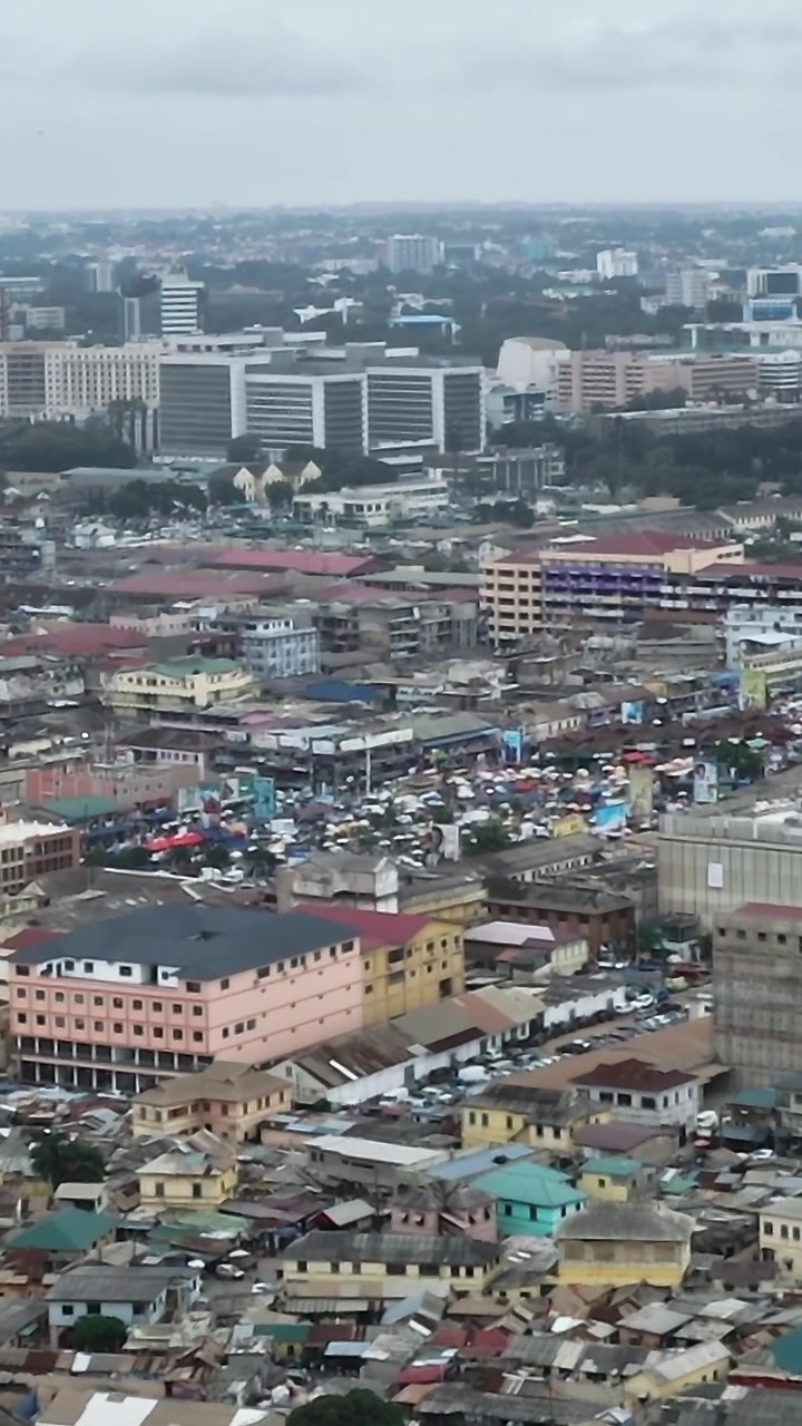 Vista di Accra, Ghana, che mostra il layout della città e gli edifici in lontananza