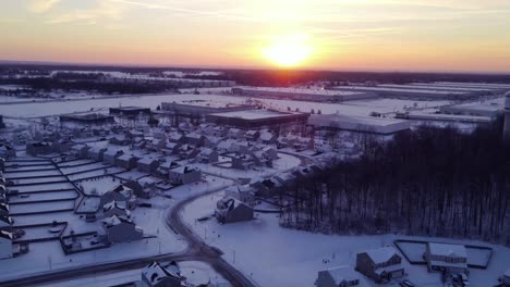 Nachbarschaft-Bei-Sonnenuntergang-Mit-Schnee-Im-Winter-Erschossen