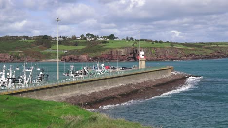 dunmore east es un pueblo de pesca y ocio en el estuario de waterford en la tarde de septiembre.