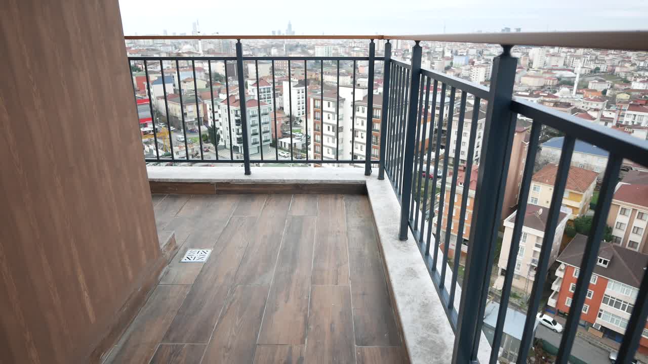 balcón con vistas a la ciudad con cielo nublado