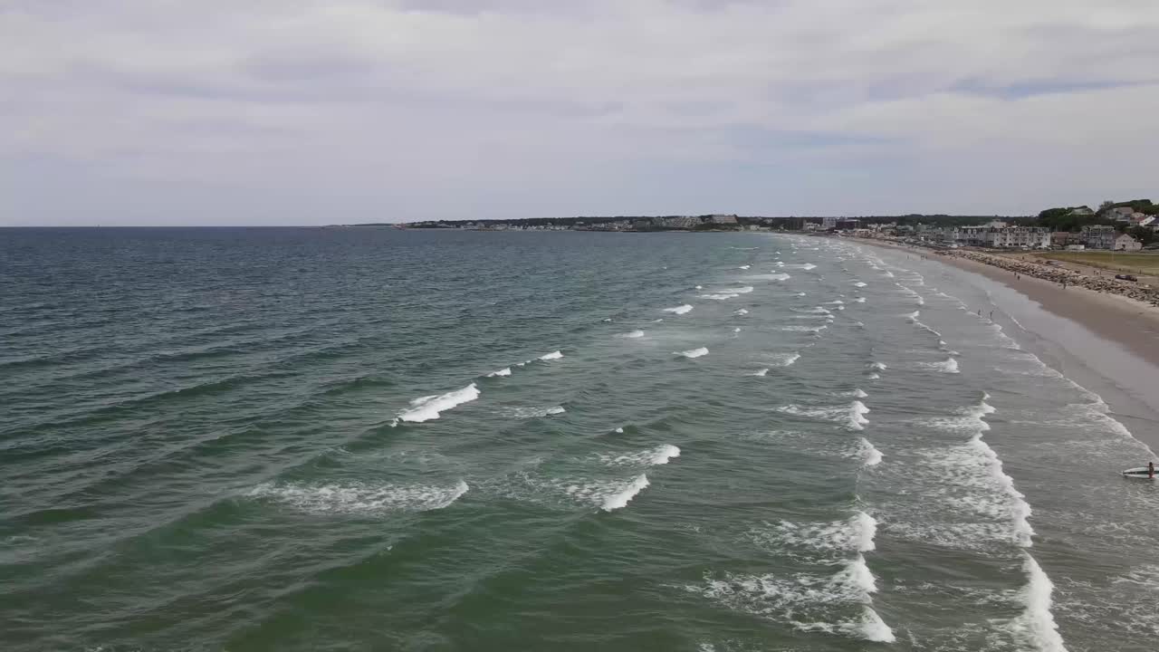 океанские волны набегают на песчаный берег пляжа нантаскет в халле, штат массачусетс, сша