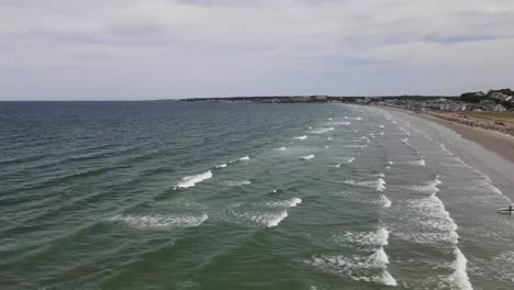 Olas-Del-Océano-Que-Llegan-A-La-Orilla-Arenosa-De-La-Playa-De-Nantasket-En-Hull,-Massachusetts,-Ee.uu.