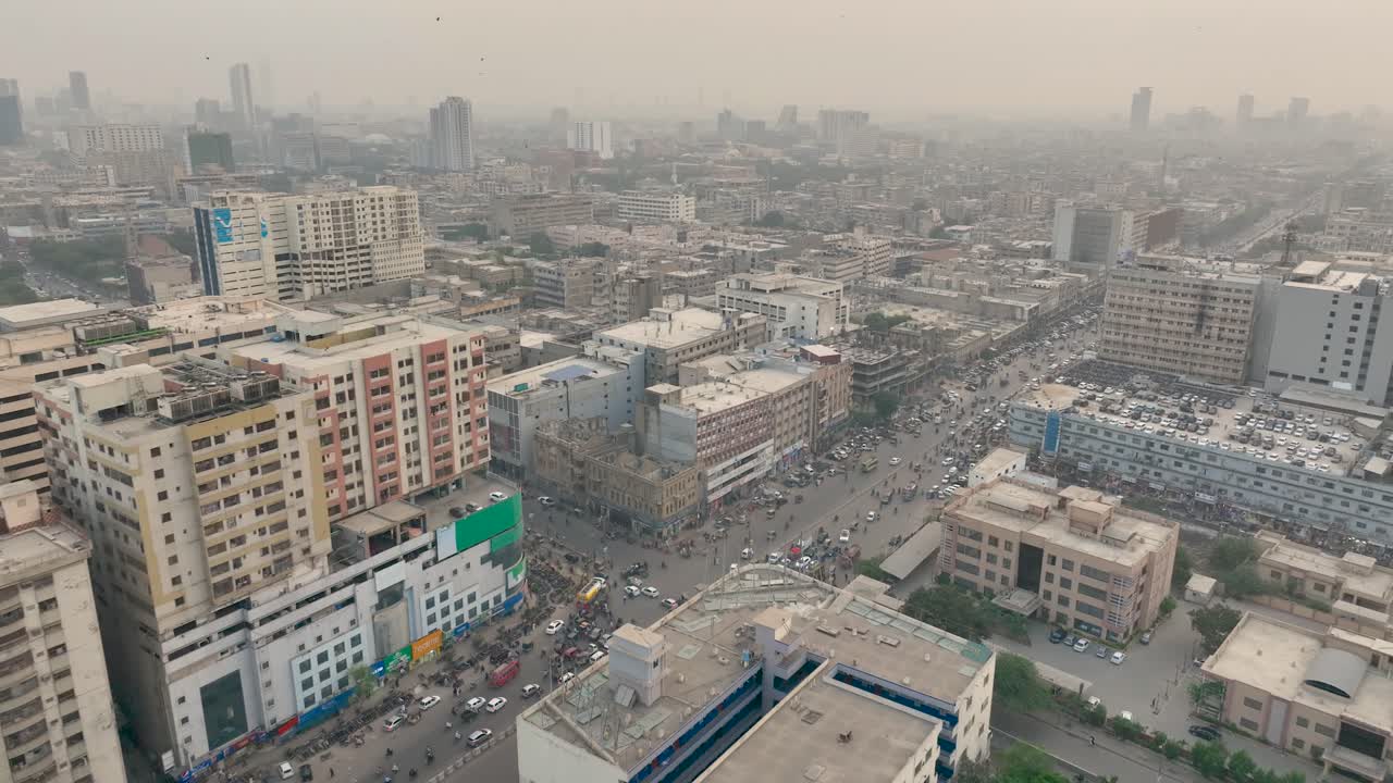vista aérea de edificios en karachi con contaminación del aire al lado de la carretera ma jinnah a través del aire brumoso