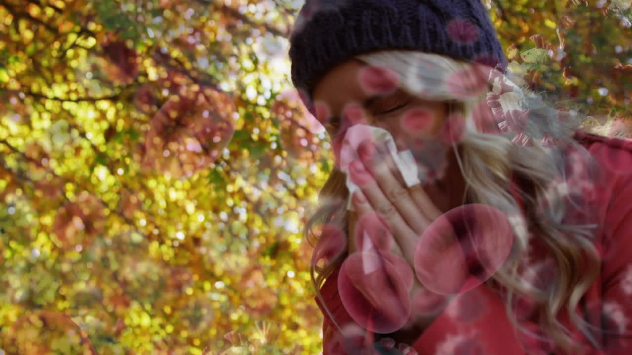 코로나 19 세포의 애니메이션 병든 여성이 조직을 사용하여 코를  ⁇ 고 있습니다.