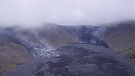 fotografía aérea del volcán fagradalsfjall en islandia que se eleva por encima de los campos de lava que se están enfriando