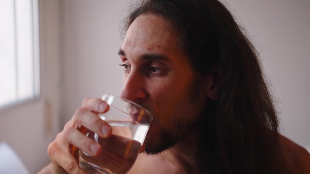 Jovem Tomando Medicação e Bebendo Água
