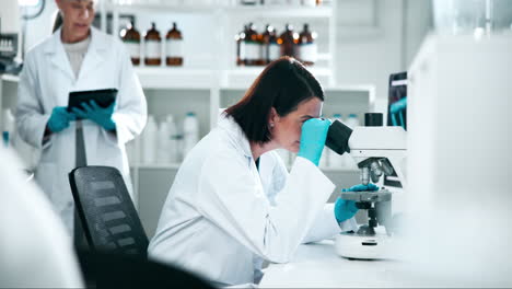 científicos que trabajan en un laboratorio médico