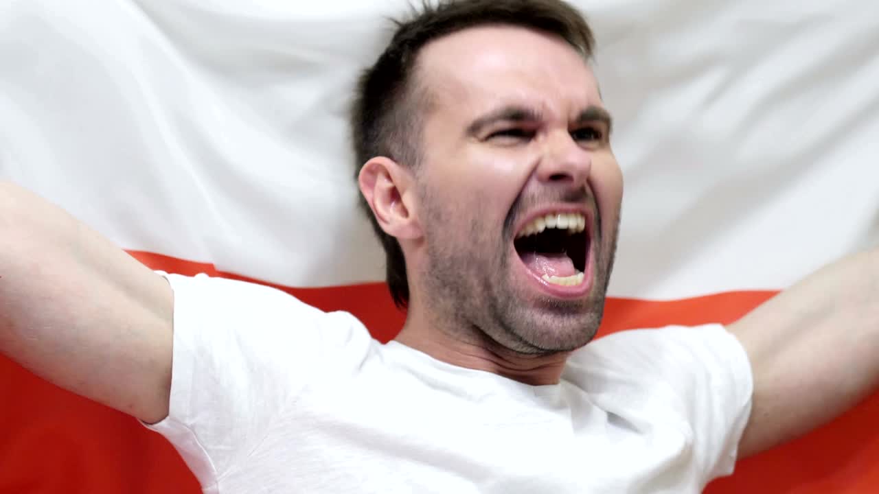 폴란드의 발을 들고 축하하는 폴란드 팬, 느린 동작, 4k, 고품질