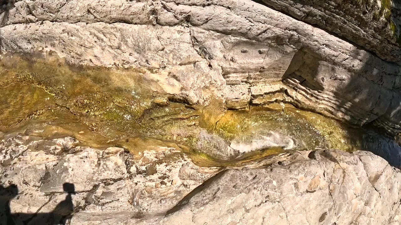 Flusso d'acqua delle piscine naturali di Papigo al rallentatore, Rogovo Ovires, punto di riferimento dell'Epiro