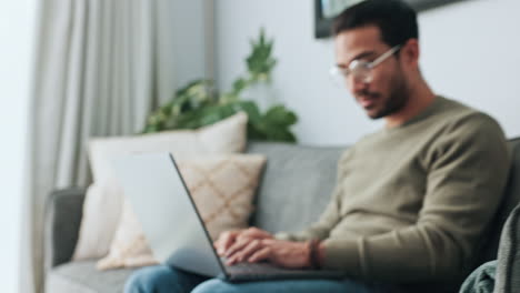 Negocios,-Laptop-Y-Hombre-Con-Perro-En-Un-Sofá