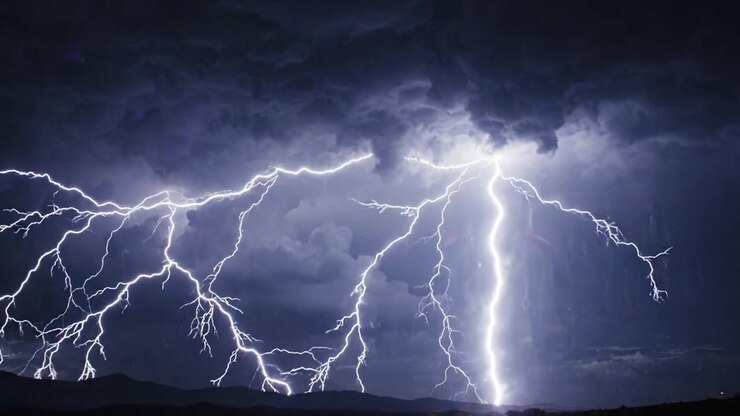 Uno spettacolo drammatico della furia della natura: Fulmini suggestivi illuminano il cielo scuro durante un temporale, mettendo in mostra la potenza e la bellezza dei fenomeni naturali.