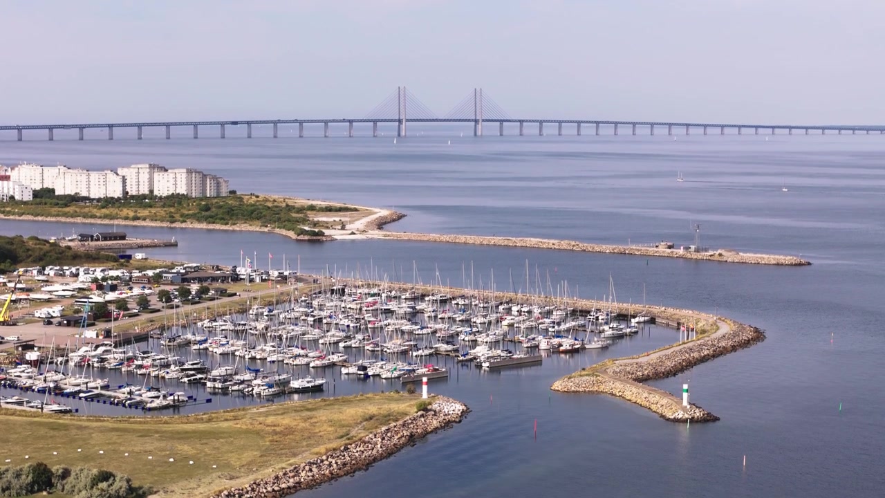 Marina i Malmø, Øresundsbroen og bygninger
