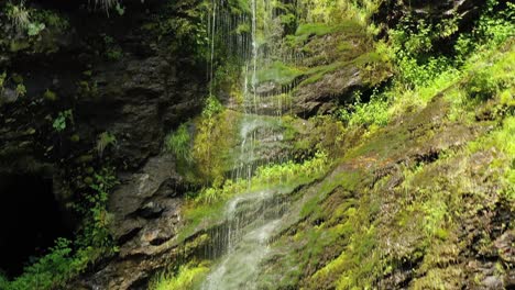 Sauberer-Kleiner-Wasserfall-Im-Wald.-Schöne-Natur-Norwegen-Naturlandschaft.