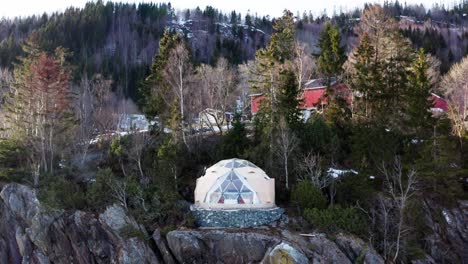 domo ártico junto al fiordo en noruega