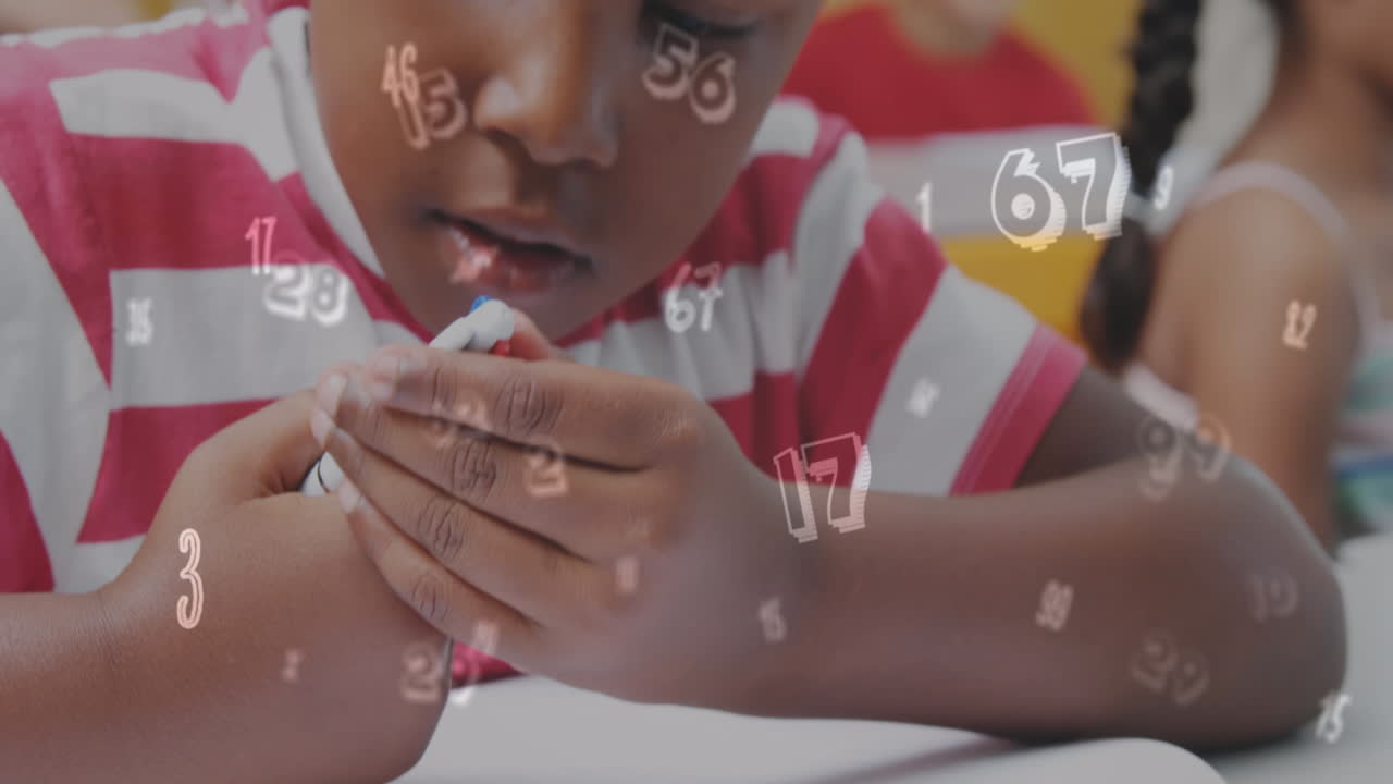animación de números sobre la escritura de un escolar afroamericano.