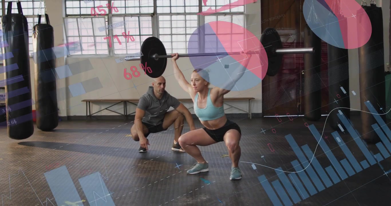 Mujer levantadora iniciando sentadilla por encima de la cabeza sosteniendo la barra, entrenador asistiendo, gráficos monitoreando la técnica para el fitness.