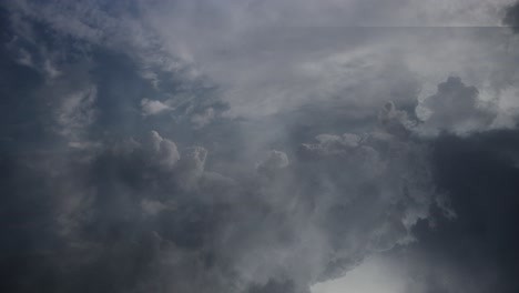 pov nubes de lluvia y nubes de tormenta oscuras