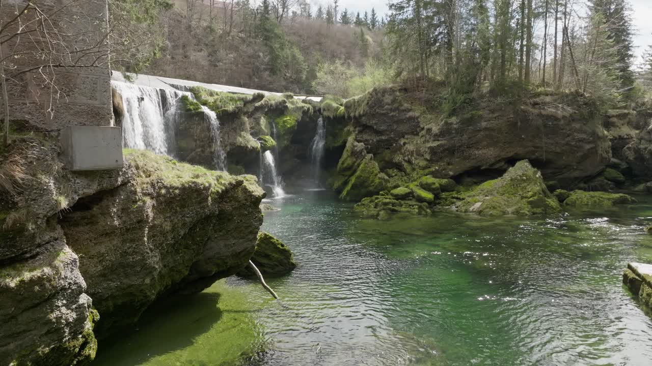 Una lunga inquadratura di apertura della cascata Traunfall in Austria con un approccio cinematografico lento.