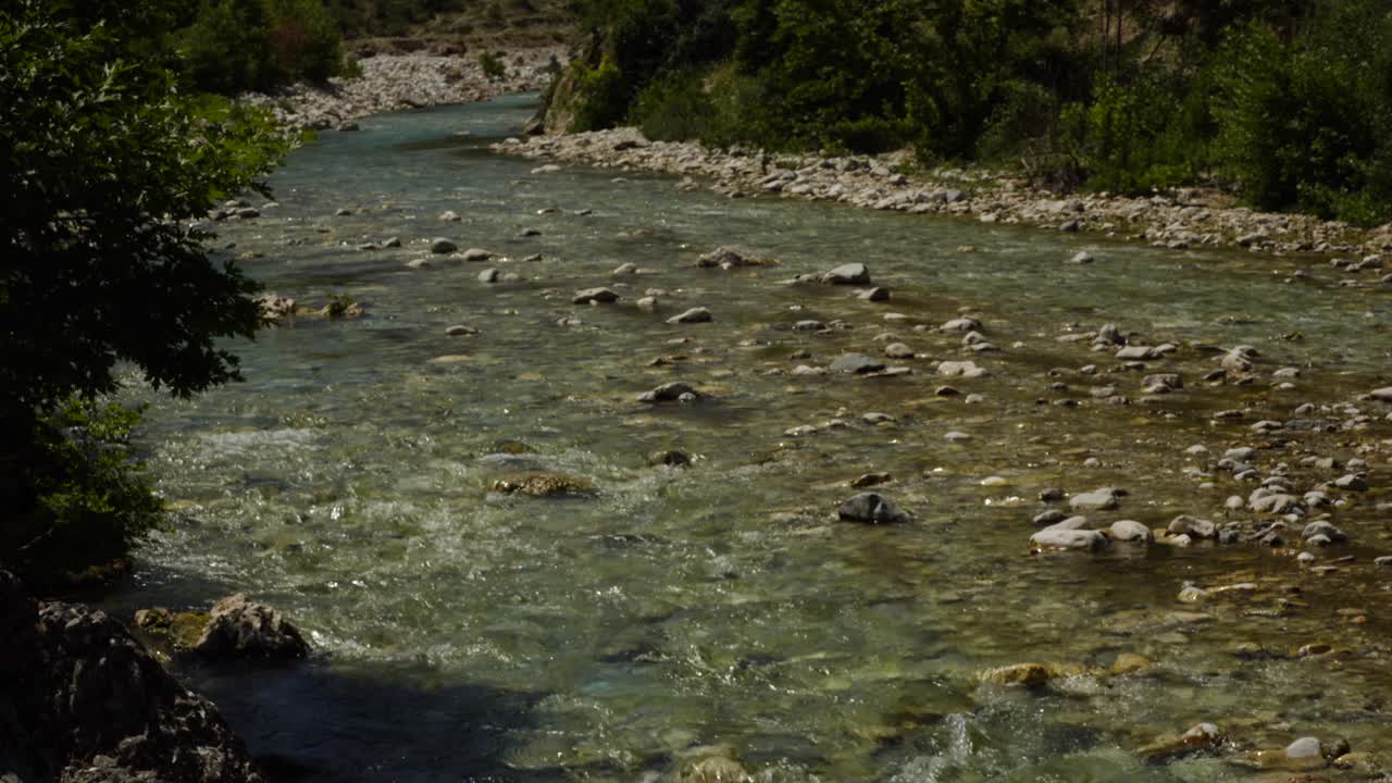 arroyo de la rama del río vjosa que fluye a través de piedras de las montañas, agua limpia y fresca