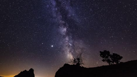 a time-lapse video of the sky in night