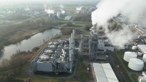 humo y vapor de una instalación industrial, emisiones de co2, contaminación del aire, gases de escape, antena