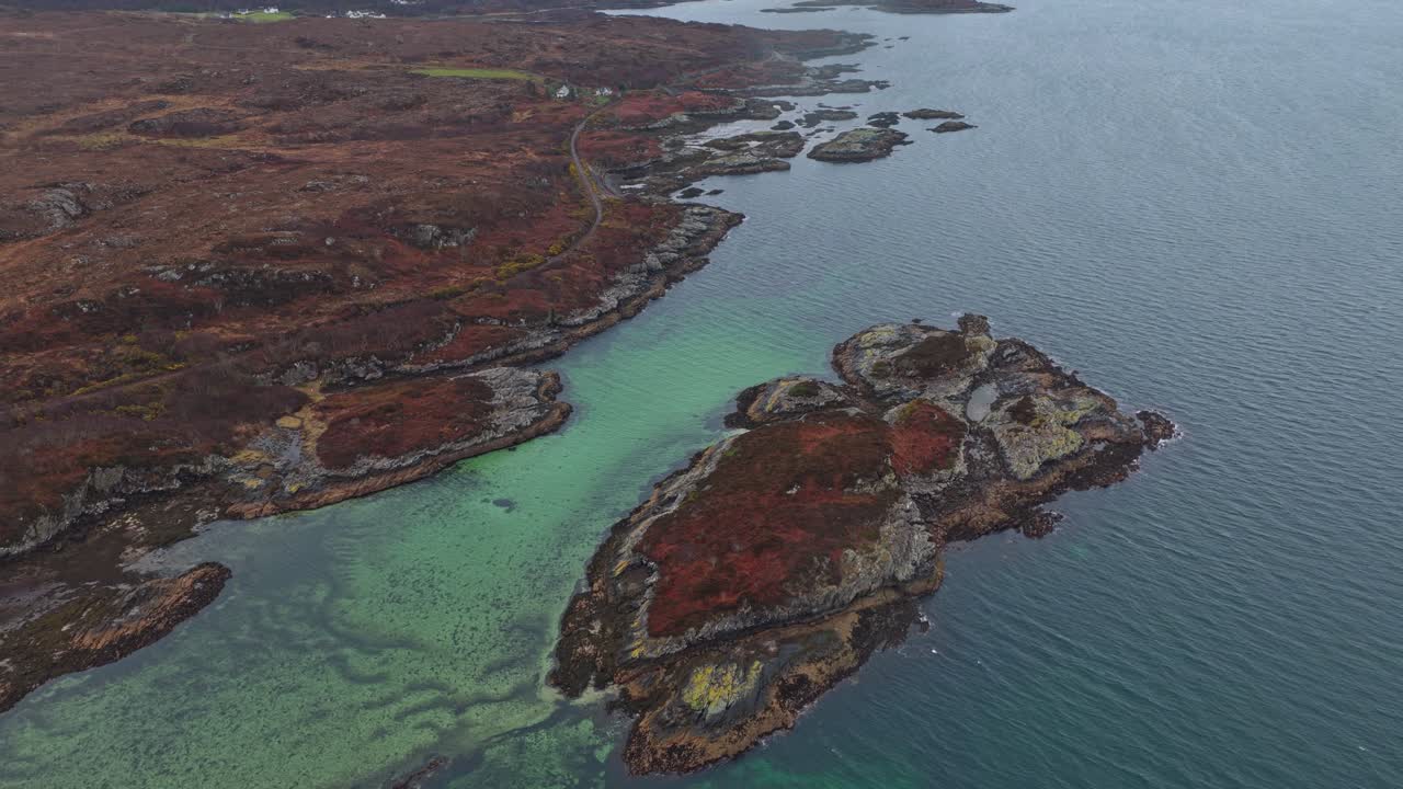 スコットランドの海岸線とターコイズブルーの海水の空撮