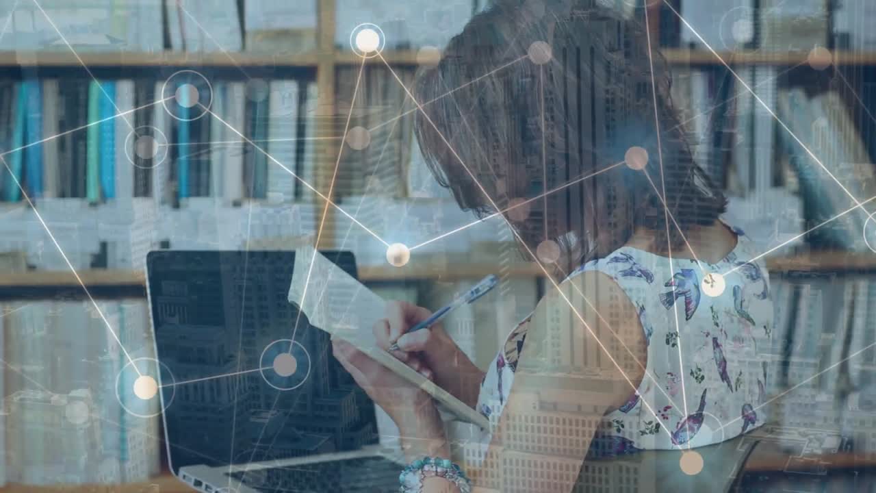 animación de la red de conexiones sobre mujer de negocios caucásica tomando notas