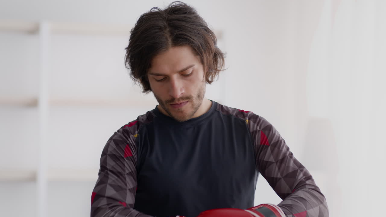 hombre preparándose para una sesión de entrenamiento de boxeo