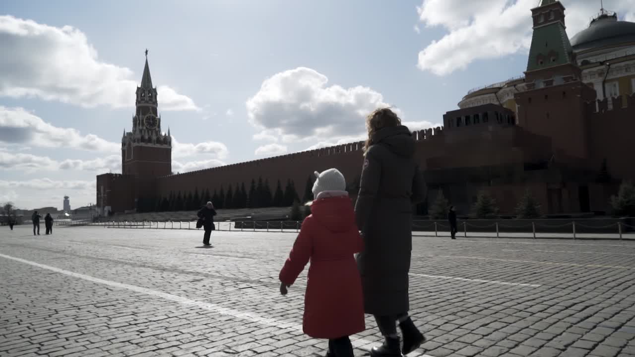 Familia visitando la Plaza Roja en Moscú