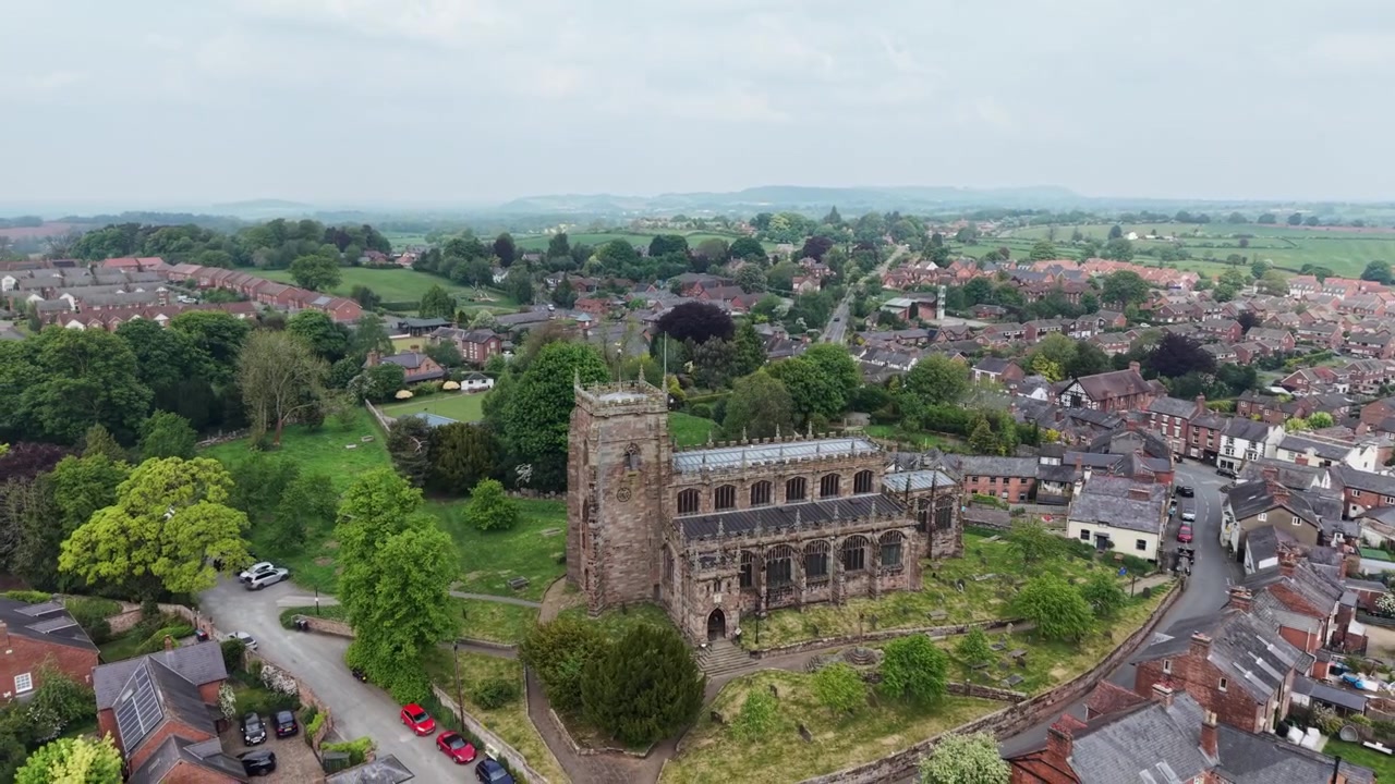 La splendida Chiesa di St Oswald e il circostante villaggio di Malpas - il drone ruota e si allontana da vicino, Cheshire, Regno Unito