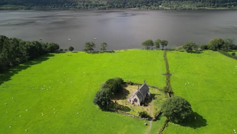 la legendaria iglesia de st. bega, bassenthwaite, lake district, reino unido, llena de folklore: drones aéreos giran en sentido contrario a las agujas del reloj y se mueven hacia adentro y hacia afuera desde lo alto.