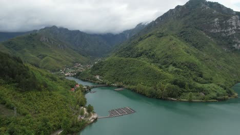 lago natural en la montaña