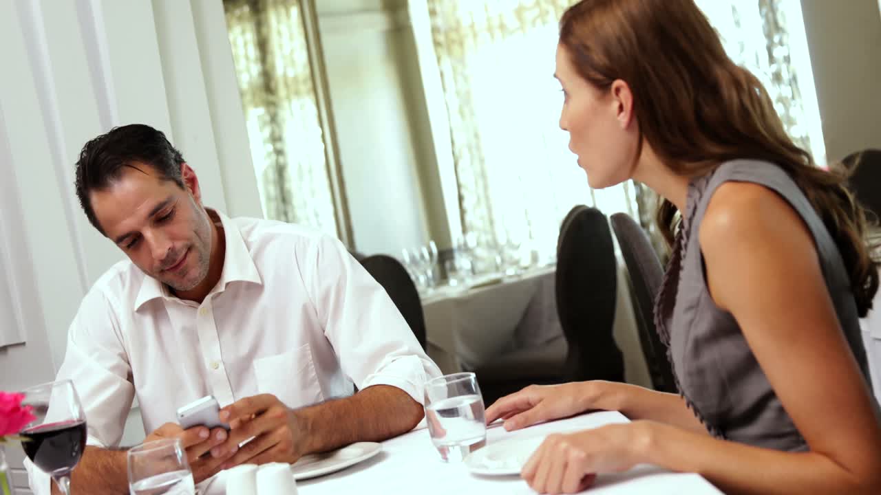 mujer enojada arrojando agua sobre su cita grosera