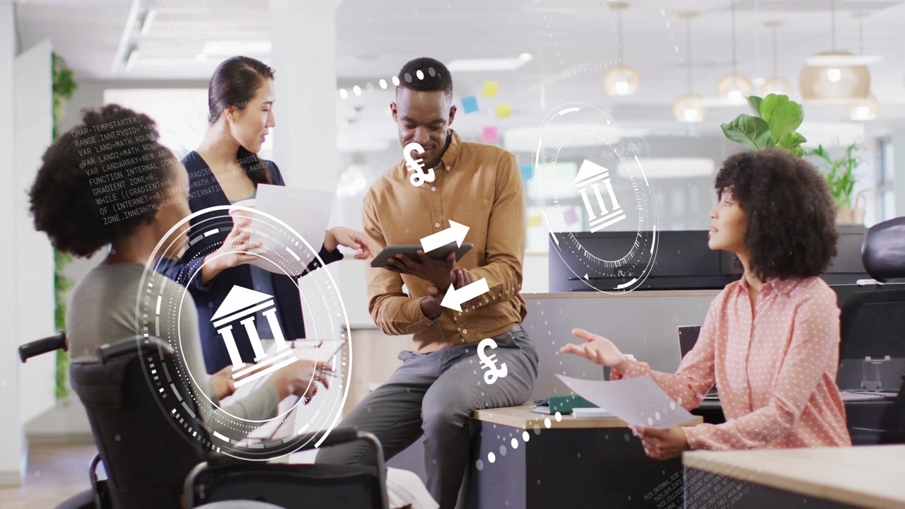 Centrale man tikt op tablet, activeert HUD-geldpictogrammen, team wisselt papieren uit, stemt in met financieel plan.