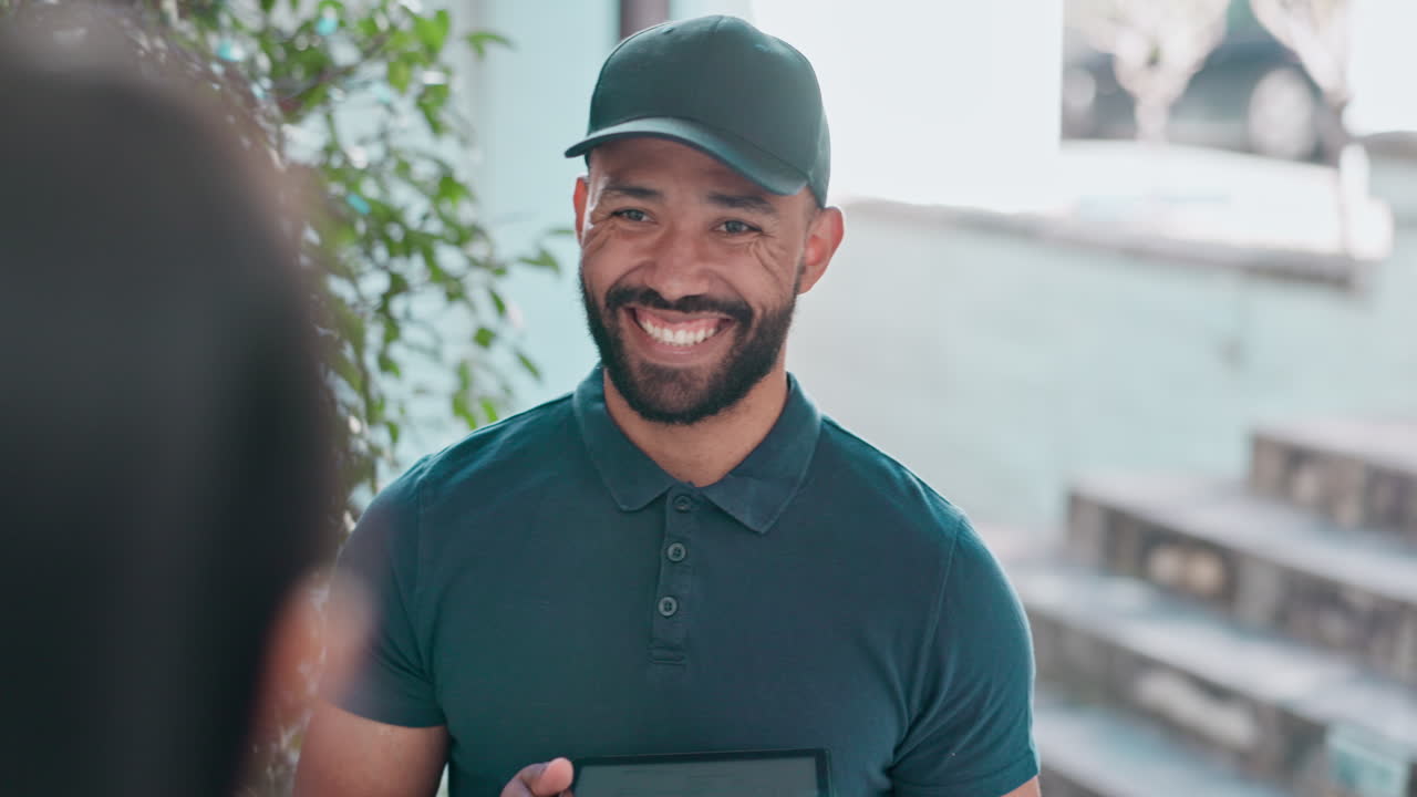 태블릿, 여성 및 배달 남자에 대한 서명