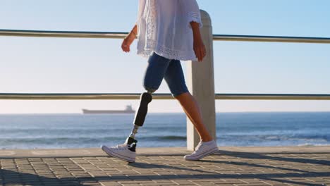 mujer discapacitada caminando cerca de la playa en un día soleado 4k