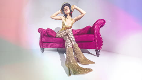 mujer con traje dorado y casco