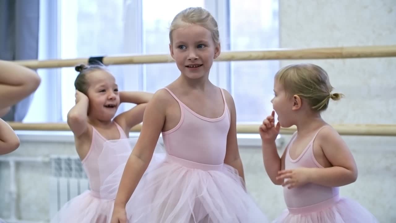 niñas felices después de la lección de ballet