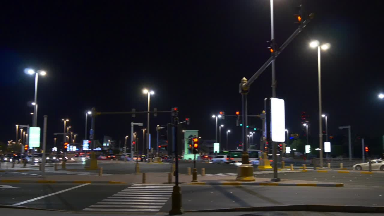 noche abu dhabi marina mall park tráfico cruce de carreteras panorama 4k emiratos árabes unidos