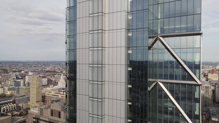 Drone in panoramica verso l'alto sull'edificio Comcast di Philadelphia - 4K