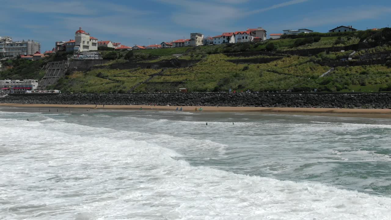 Spiaggia e scogliere, Biarritz, Francia. Vista laterale aerea con drone, volo a bassa quota