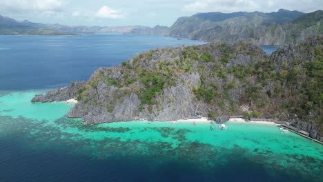 Luftaufnahme-Per-Drohne-Vom-Weißen-Sandstrand-Banul,-Coron,-Palawan,-Philippinen