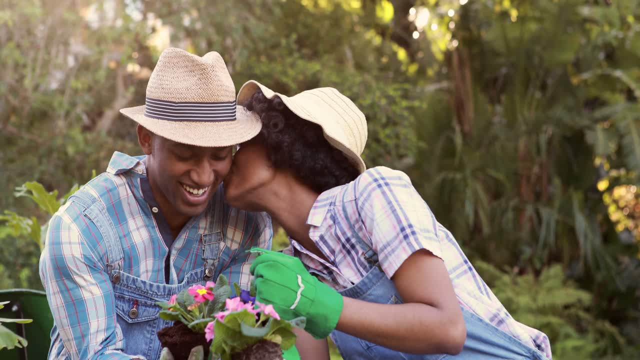 pareja feliz de jardinería en el parque
