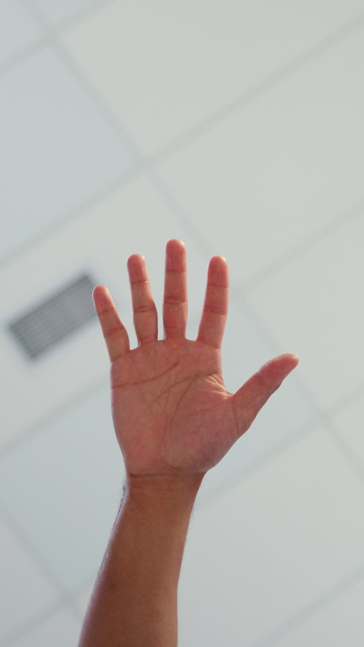 Un gruppo di persone che dimostrano lavoro di squadra mettendo le mani insieme