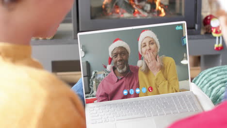 Feliz-Pareja-De-Ancianos-Diversos-Y-Amigos-Varones-Teniendo-Videollamada-Navideña-Con-Computadora-Portátil,-Cámara-Lenta