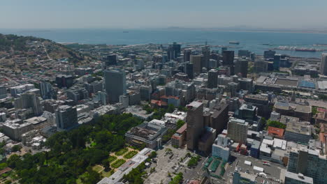 Volar-Por-Encima-De-Los-Edificios-En-La-Gran-Ciudad-A-La-Orilla-Del-Mar.-Casas-De-Varios-Pisos-En-El-Centro-De-La-Ciudad.-Ciudad-Del-Cabo,-Sudáfrica